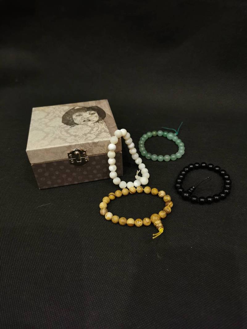 4 Buddha Mala Bänder Aventurine, Landschaftsjaspis, Power Armband Armbänder in Schöner Kiste von Landmum
