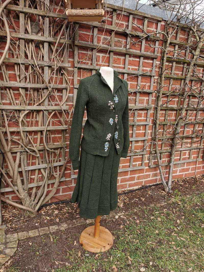 70Er Jahre Schönes Kleid 36/ 38 Strick Kostüm Zweiteiler Rock Strickjacke Und Handarbeit Wolle S Bestickt Strickkostüm von Landmum