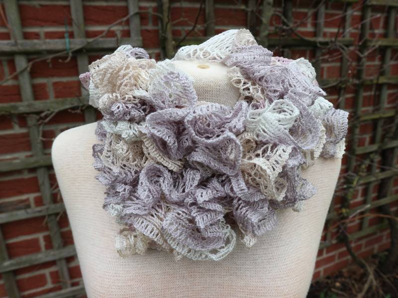 Handarbeit Rüschenschal Spiralschal Stola Häkelschal von Landmum