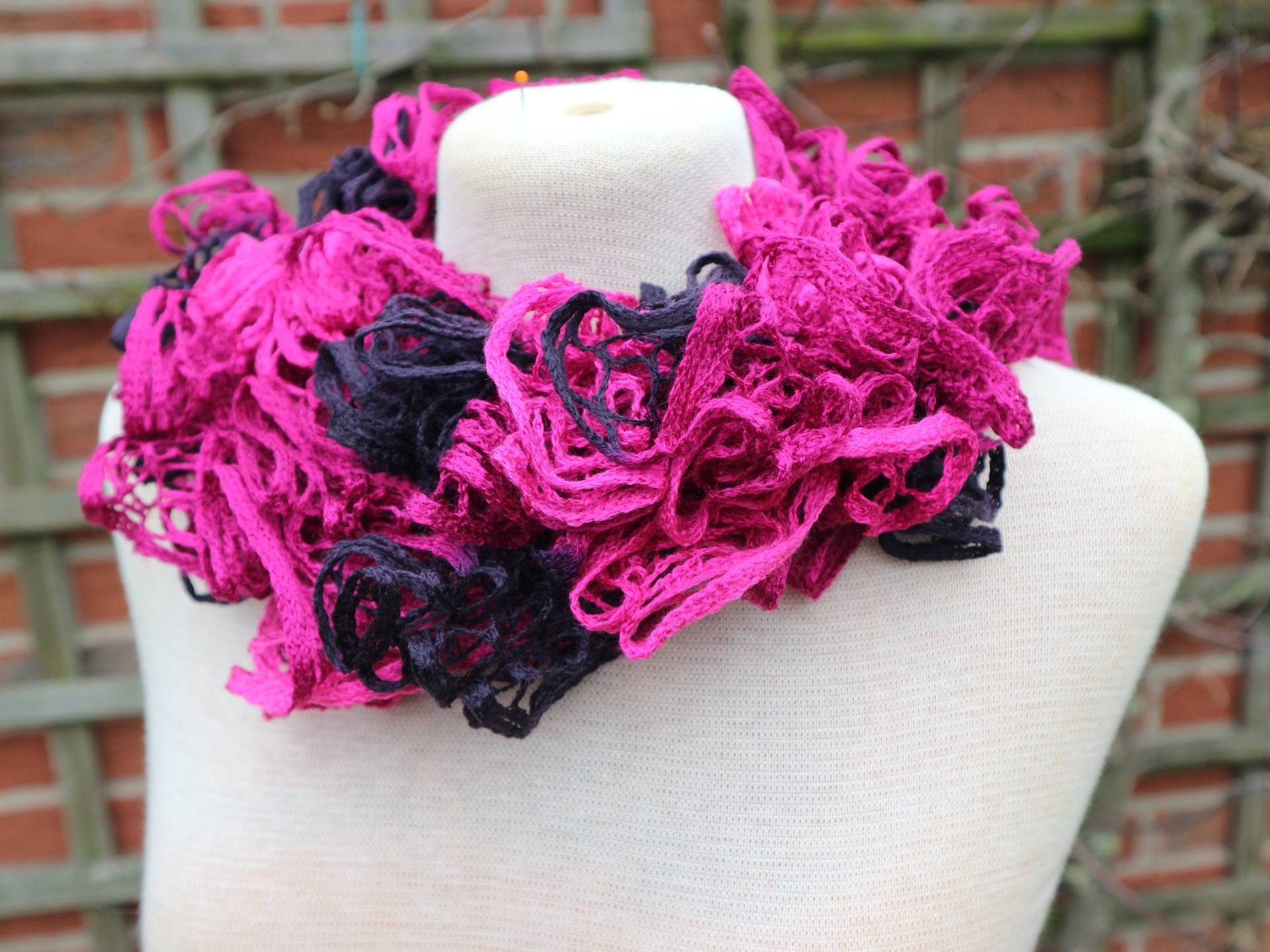 Handarbeit Rüschenschal Spiralschal Stola Pink Schwarz Häkelschal von Landmum