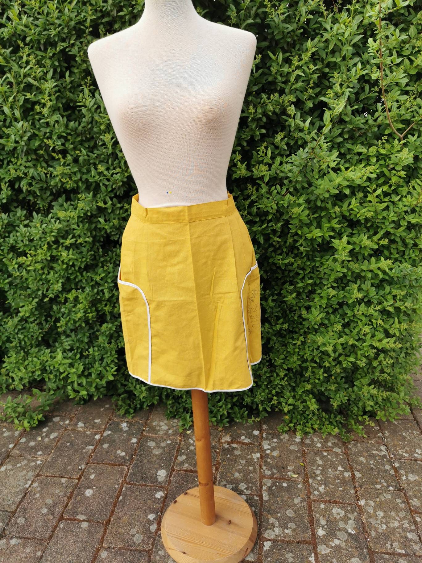 Schürze Zum Besticken Vorgezeichnet Apron Diy Vintage Zauberhaft 60Er Jahre Kochschürze Küchenschürze Kittel Leinen Stickpackung Halbschürze von Landmum