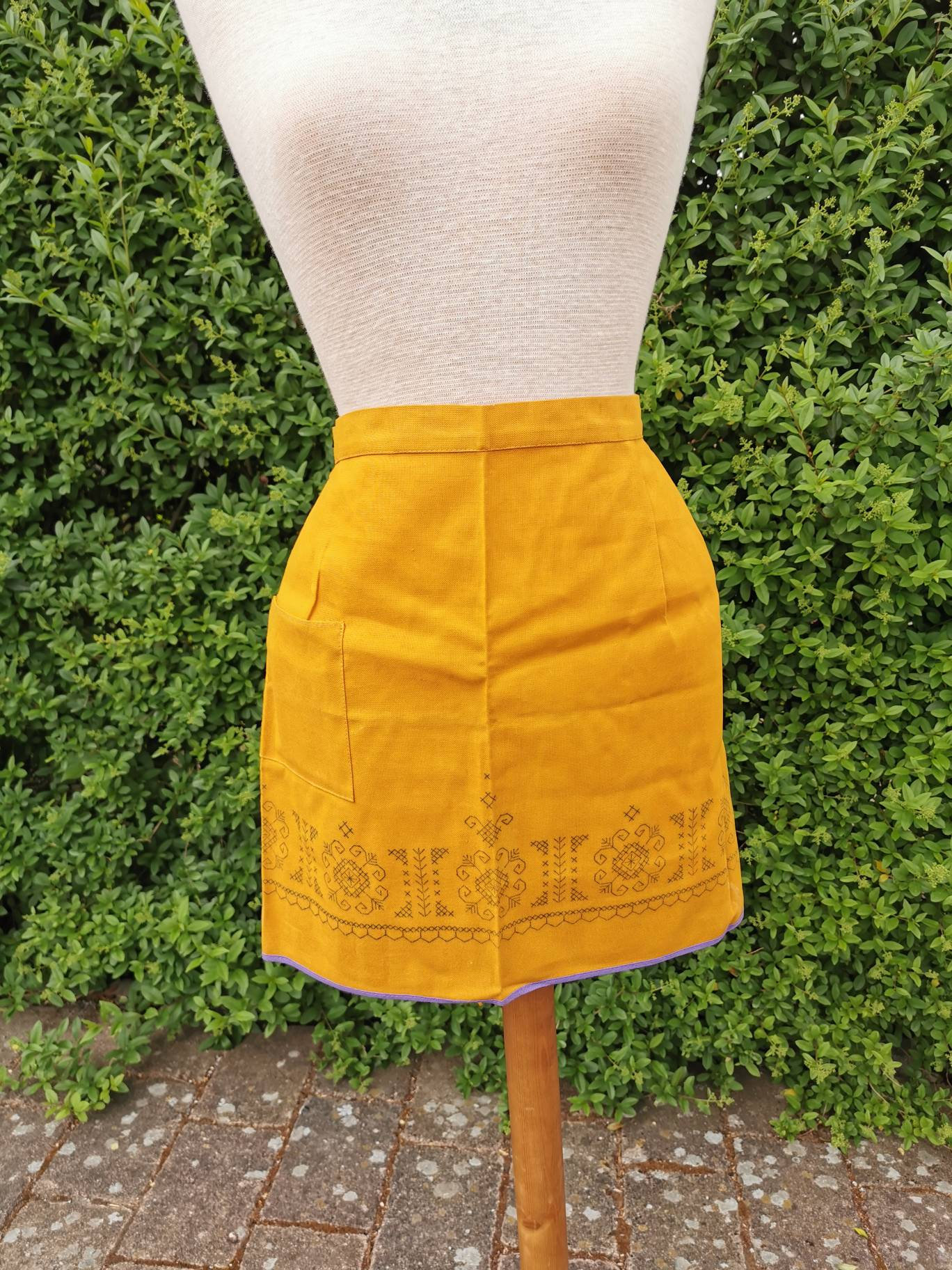 Schürze Zum Besticken Vorgezeichnet Apron Diy Vintage Zauberhaft 60Er Jahre Kochschürze Küchenschürze Kittel Leinen Stickpackung Halbschürze von Landmum