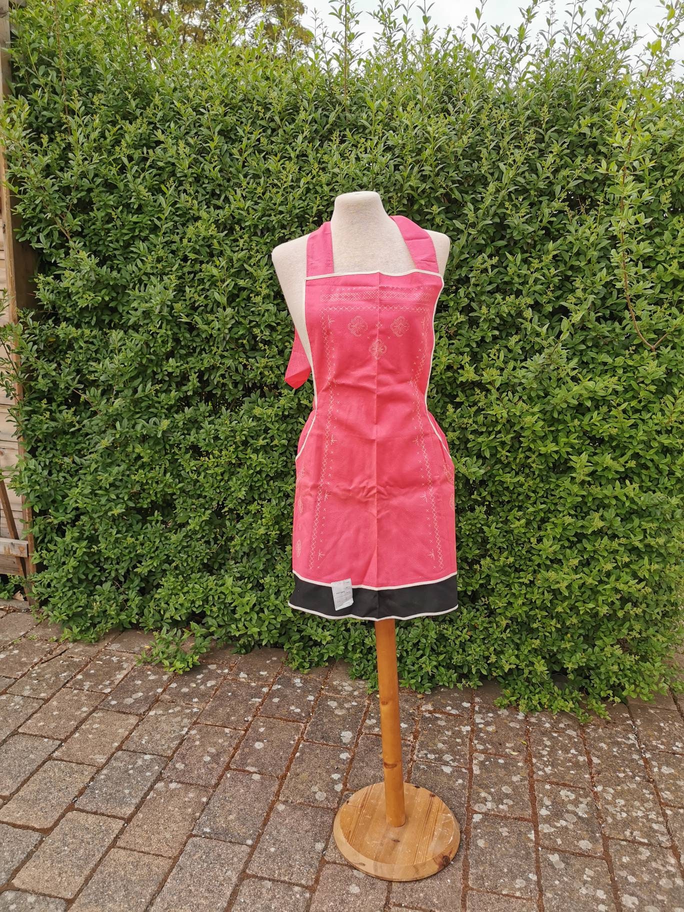 Schürze Zum Besticken Vorgezeichnet Apron Diy Vintage Zauberhaft 60Er Jahre Kochschürze Küchenschürze Kittel Leinen Stickpackung von Landmum