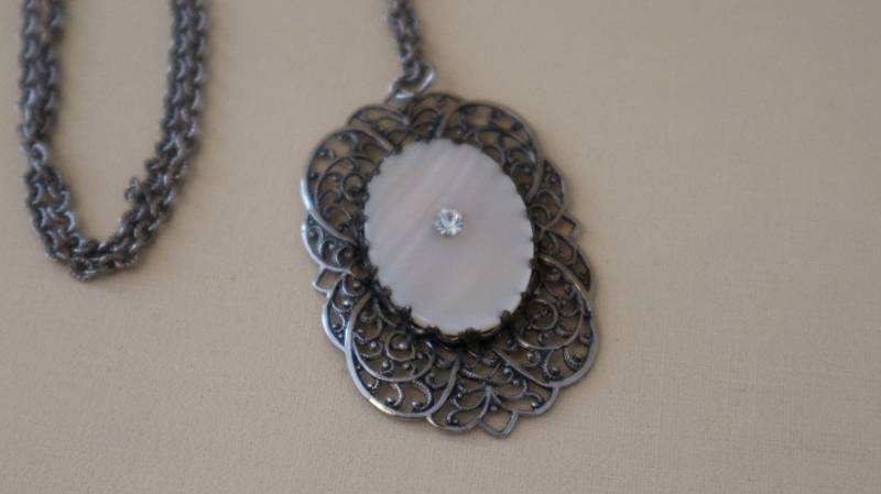 Vintage 50Er Medallion Perlmutt Kette Amulett Collier Halskette Filigran von Landmum