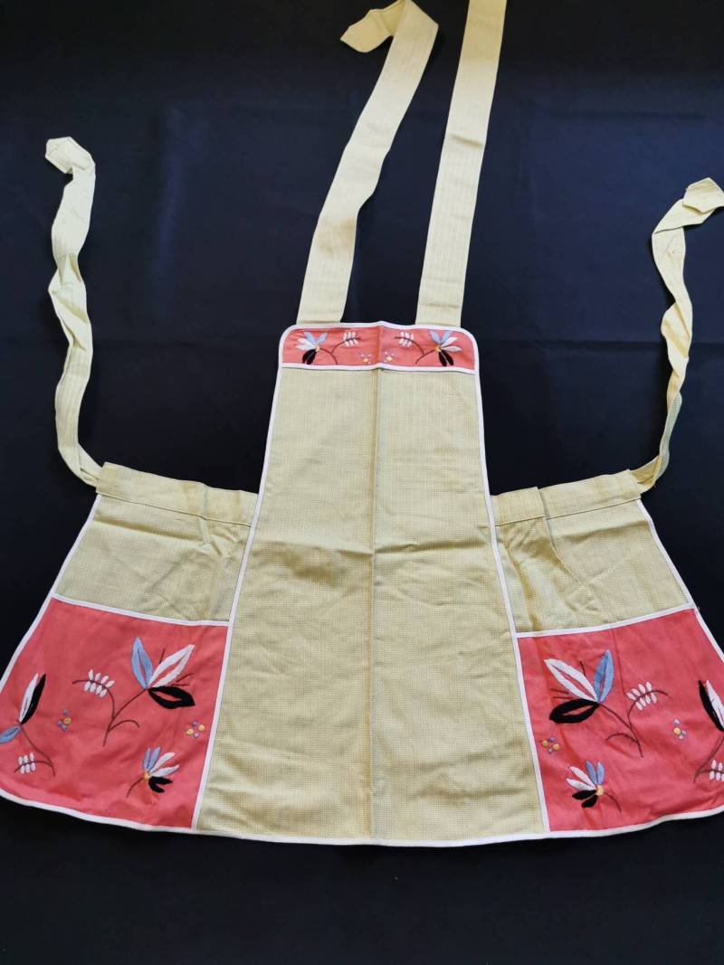 Vintage Zauberhafte Senffarbene Bestickt Blümchen 60Er Jahre Schürze Kochschürze Küchenschürze Kittel Leinen von Landmum