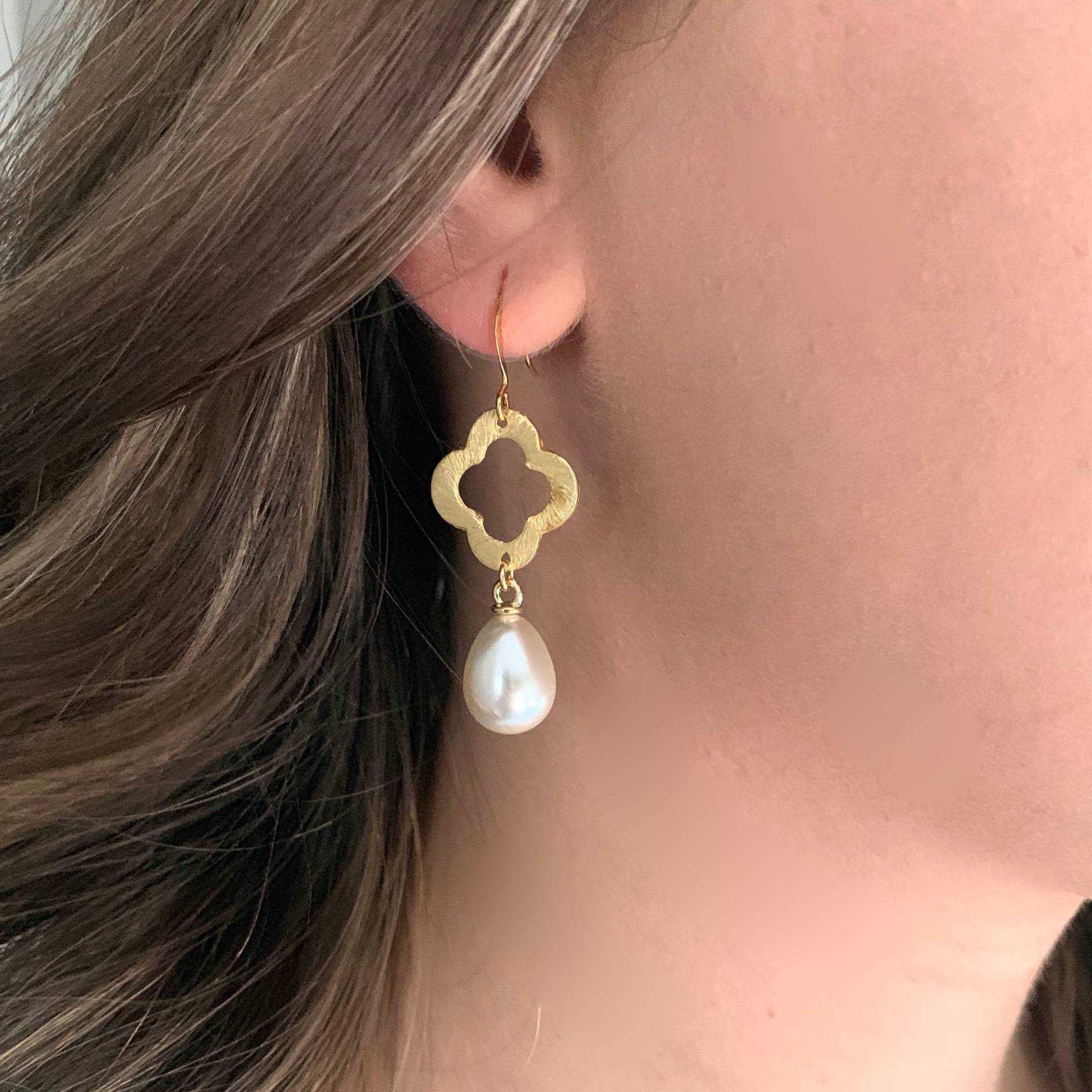 Gold Perle Baumeln Ohrringe, Vierpass Goldklee Hochzeit Perlenschmuck von LandonLacey