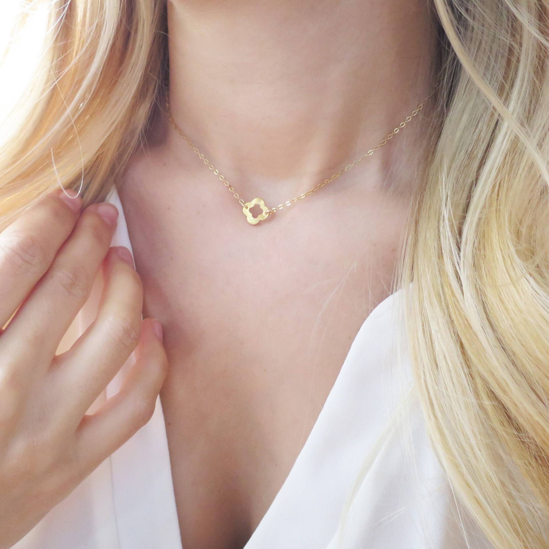 Gold Quadrifoil Halskette, Klee Zierliche Schmuck, Kleine Anhänger von LandonLacey