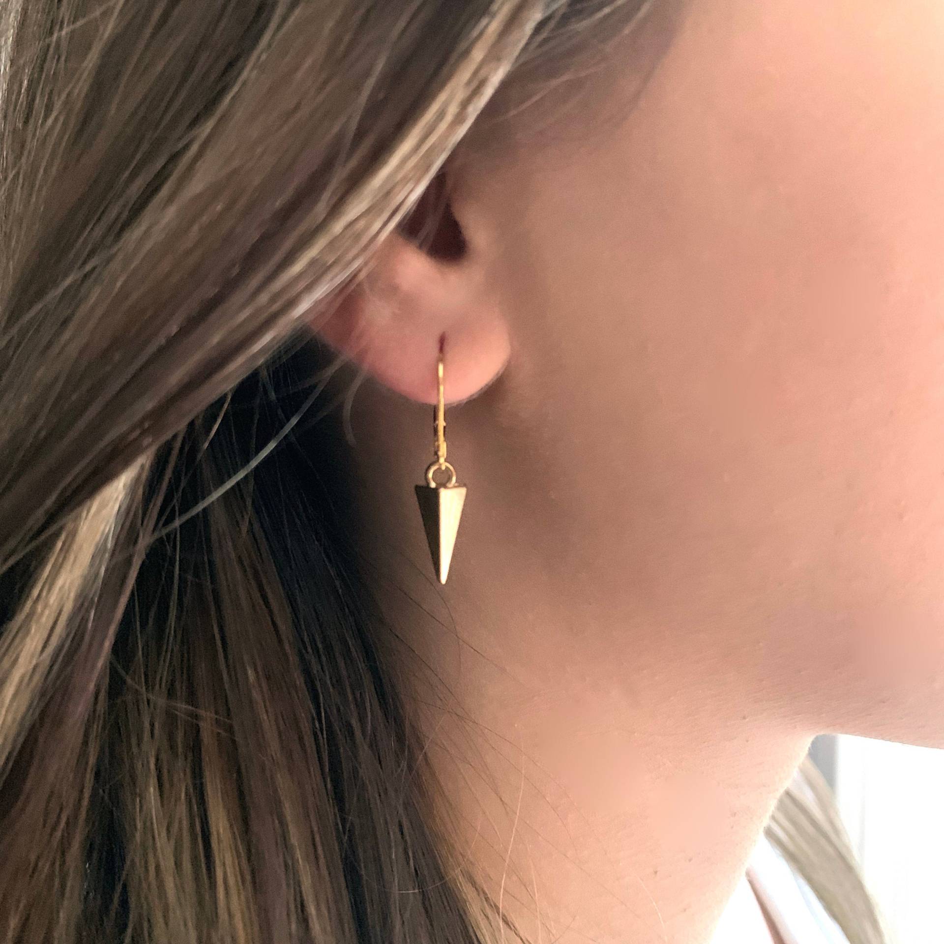 Gold Spike Ohrringe, Spitze Tiny Spike, Small Zierliche Schmuck, Einfache Ohrringe von LandonLacey
