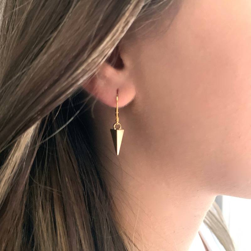 Gold Spike Ohrringe, Spitze Tiny Spike, Small Zierliche Schmuck, Einfache Ohrringe von LandonLacey