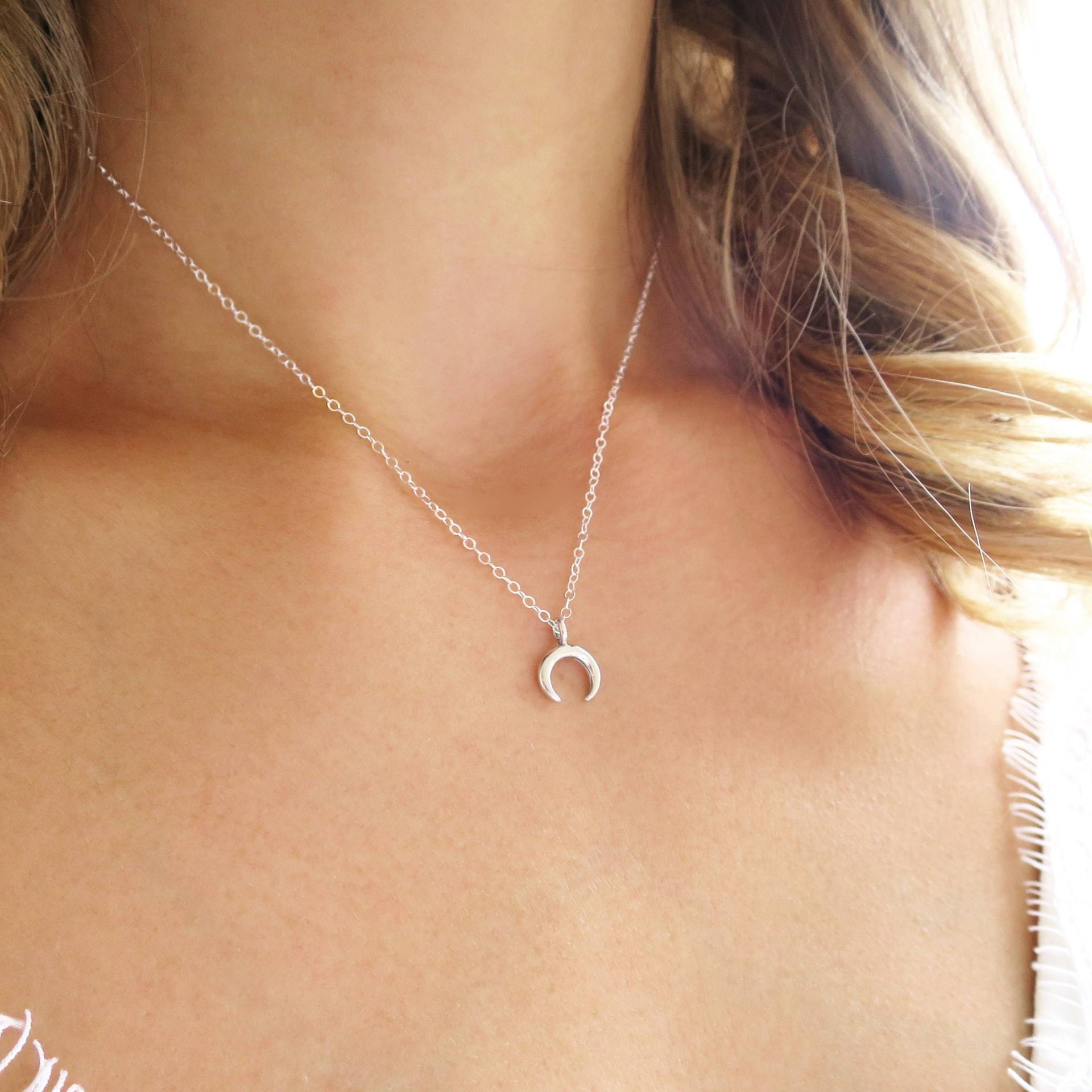 Kleine Horn Halskette, Sterling Silber Doppel Punkt Halskette Silber, Zierliche Anhänger, Kleine von LandonLacey