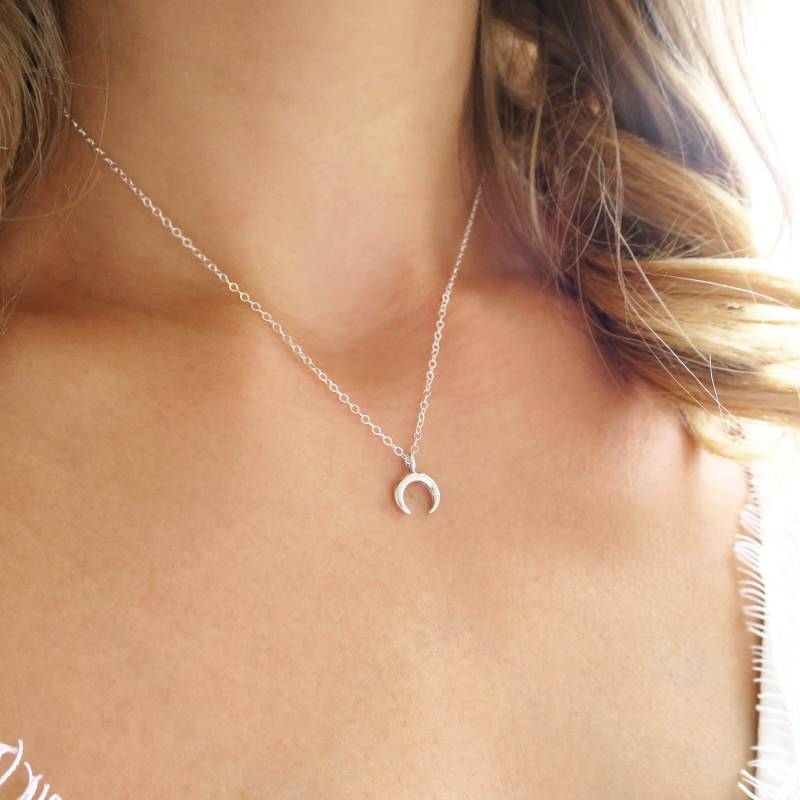 Kleine Horn Halskette, Sterling Silber Doppel Punkt Halskette Silber, Zierliche Anhänger, Kleine von LandonLacey