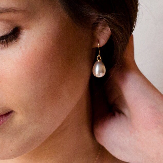 Kurze Perlenohrringe, Goldperlenohrringe, Zierliche Perlen, Perlenschmuck, Juni Geburtsstein, Hochzeitsohrringe, Hochzeitsschmuck von LandonLacey