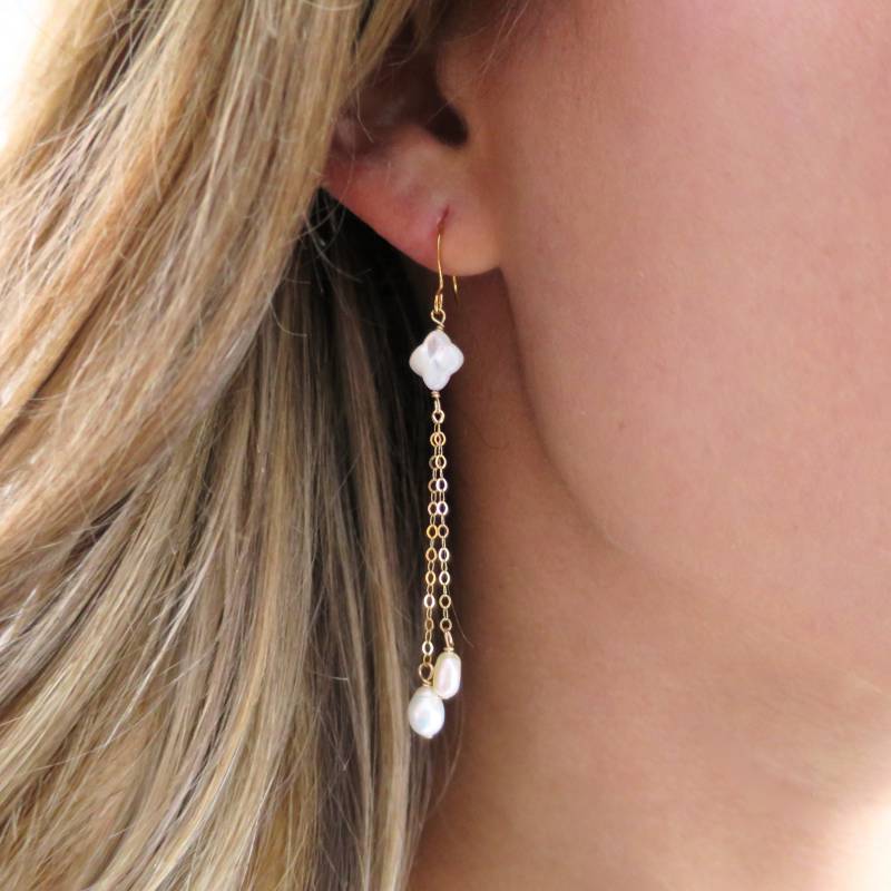 Lange Perlen Ohrringe, Baumeln Tropfen Klee Hochzeitsohrringe, Brautjungfer Zierliche Ohrringe von LandonLacey