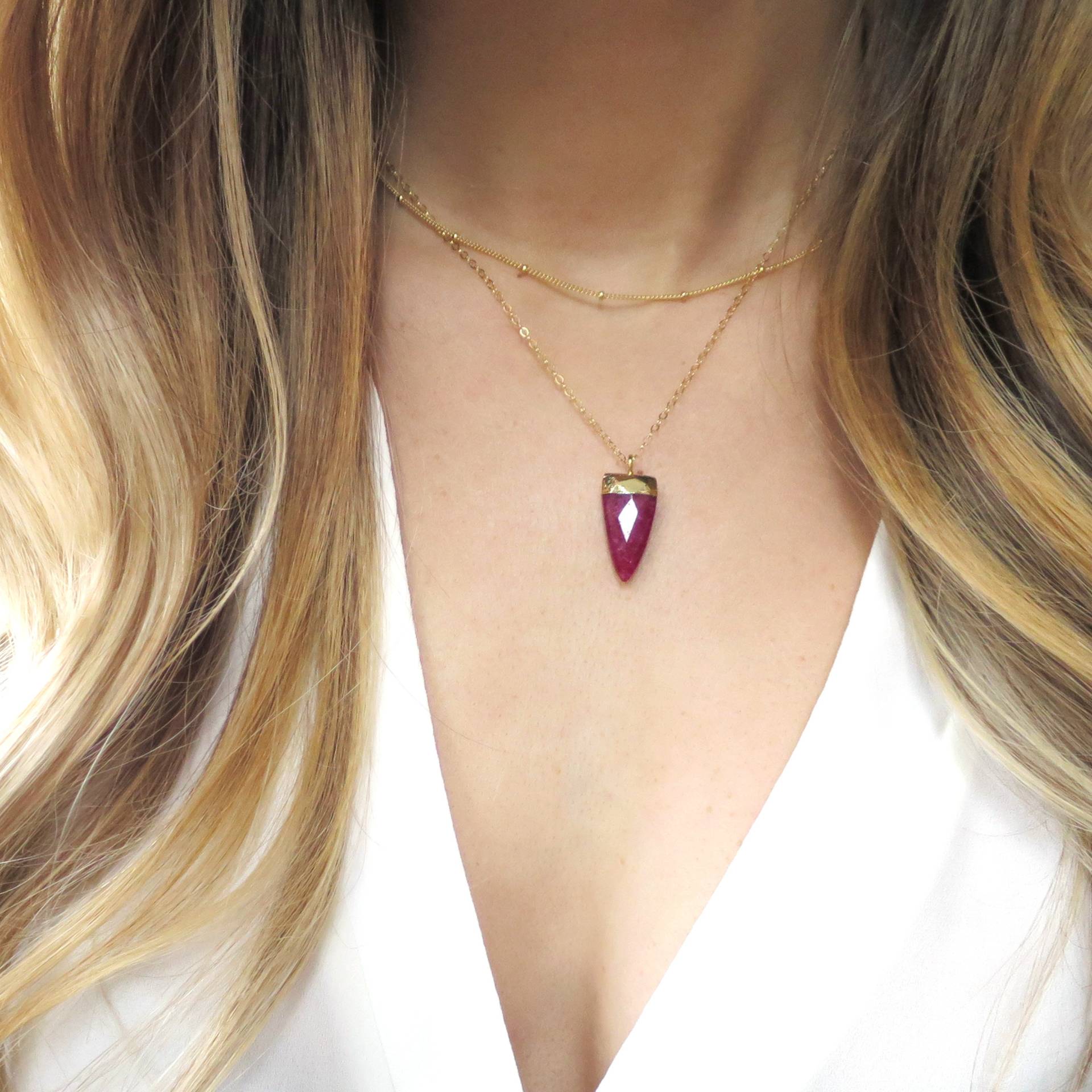 Narty Ruban Halskette, Gold Ruby Layer Rubinpendant, Ruby-Schmuck, Juli Birthstone Geschenk Für Sie, Ruby-Dreieck von LandonLacey