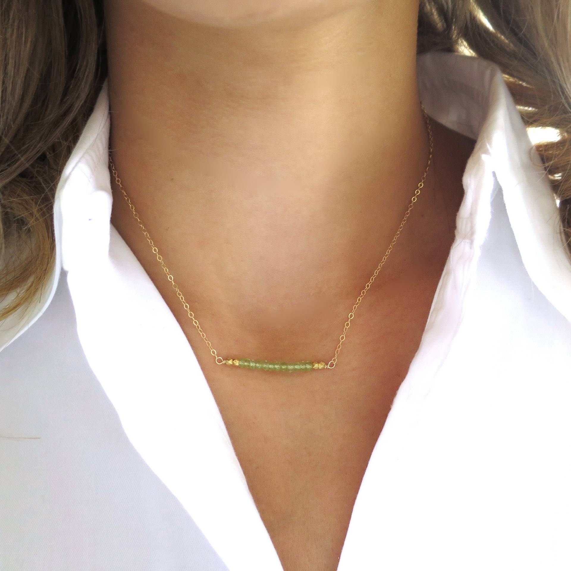 Peridot Bar Halskette, Birthstone Gold Grüne Edelstein August Geburtstag, Perle Halskette von LandonLacey