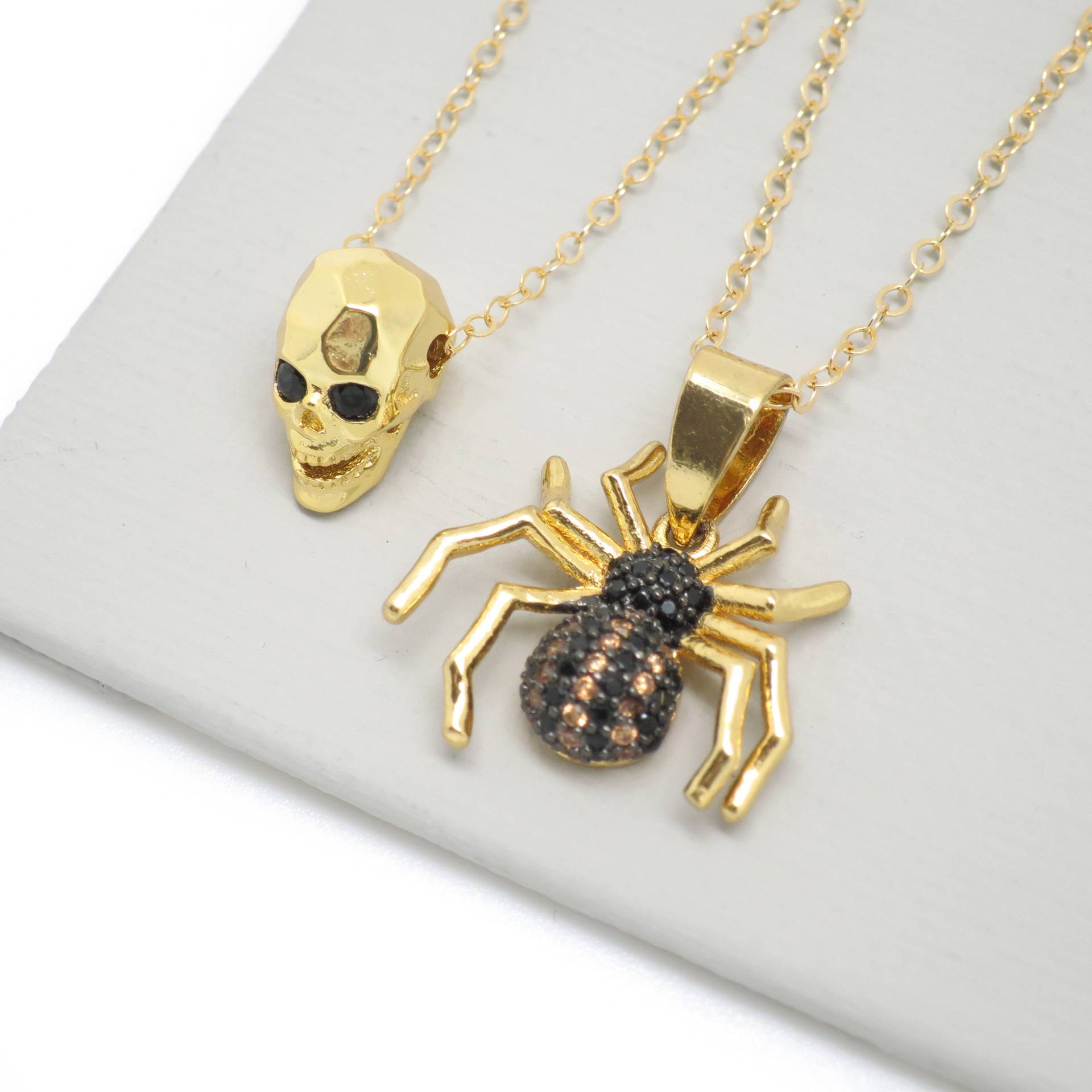 Schädel Halskette, Spinne Halloween-Halskette, Halloween-Schmuck, Schmuck, Schwarze Spinne, Gold Schädel, Goldkette von LandonLacey