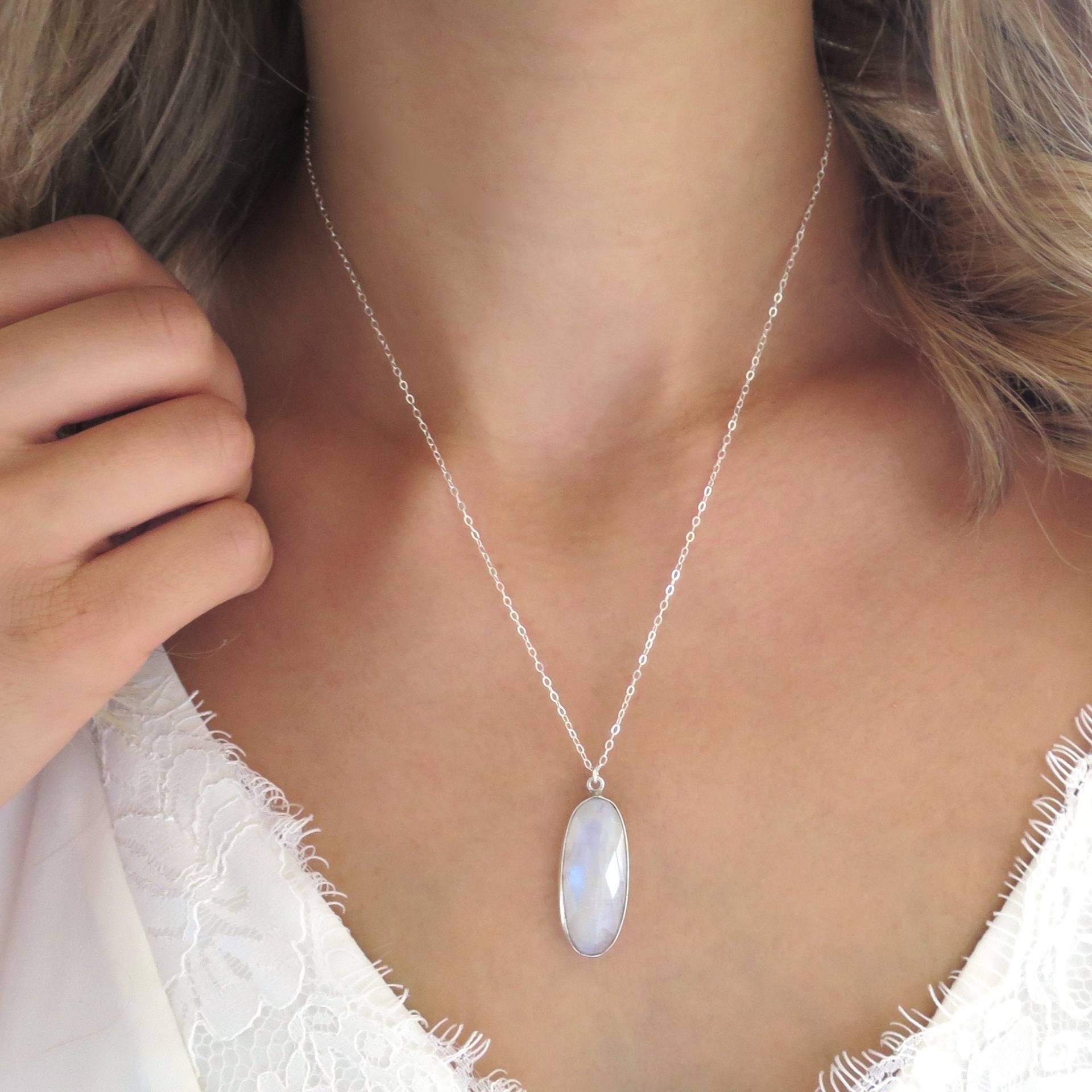 Silber Mondstein Halskette, Anhänger, Zarter Mondstein, Zierlicher Langer Zierliche Sterling Halskette von LandonLacey