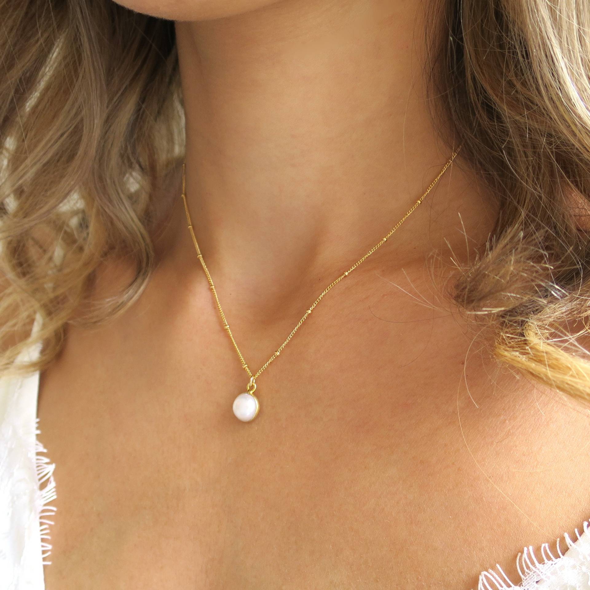 Zierliche Perlenkette, Gerahmter Perlenanhänger, Goldperlenschmuck, Kleine Zierliche Goldkette, Gold Gefüllte Halskette von LandonLacey