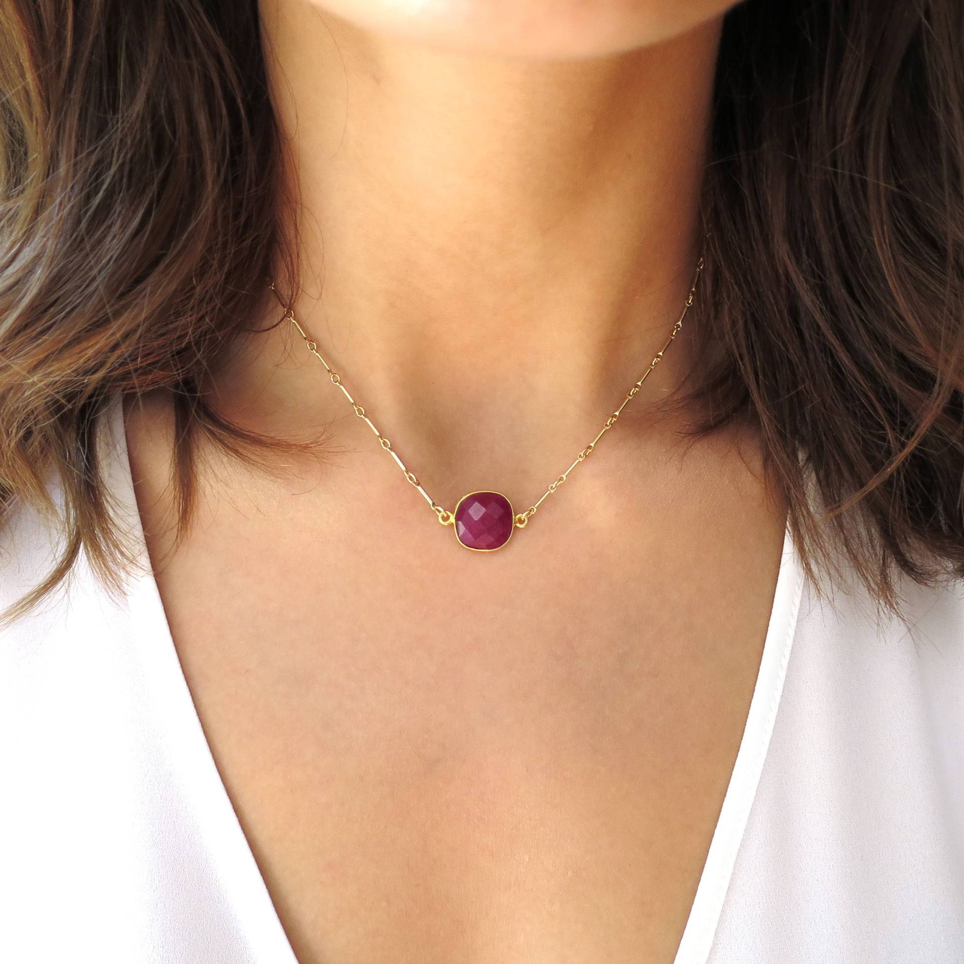 Zierliche Rubin Halskette, Kleine Juli Geburtsstein, Roher Anhänger, Gold Eingerahmt Rubin, Geschenk Für Sie, Geschenk von LandonLacey