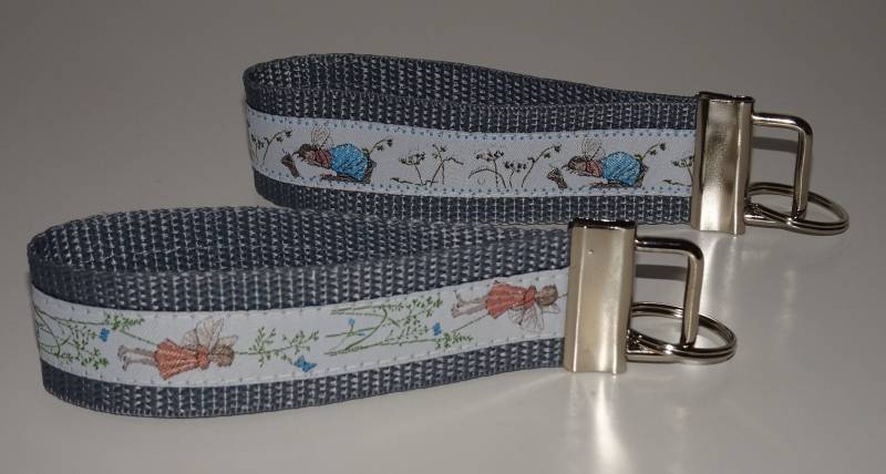 Acufactum Elfen Schlüsselband Anhänger Glücksbringer Fürsorge Care Alltagsheld Freundschaft Elfe Im Gras Blau Schlafende Rosa von Landwerke