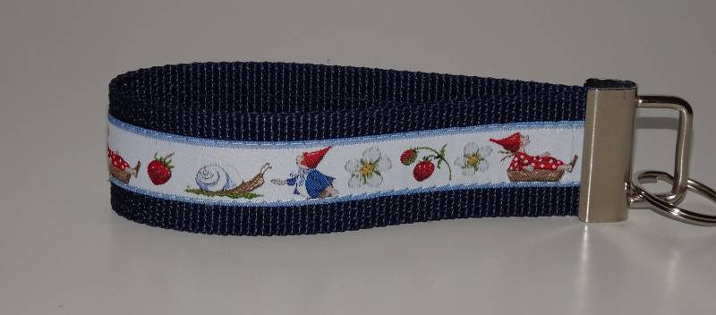 Acufactum Webband Pippa Und Pelle Im Sommer Schlüsselband Blau Oder Rot Glücksbringer Freundschaft Geschenk Wald Natur Erdbeeren Garten von Landwerke