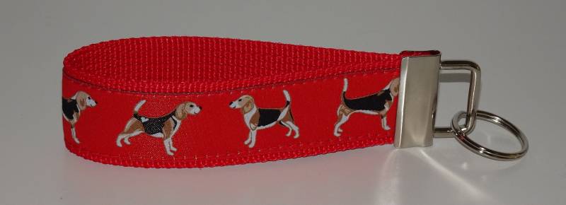 Beagle Hund Schlüsselband Anhänger Hundefreund Rotes Webband Auf Rotem Gurtband von Landwerke