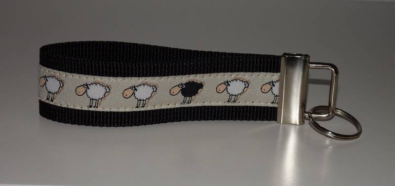 Schaf Schlüsselband in Schwarz Schwarzes Schaf Schäfer Heide Tiere Natur Weide Herde Feld Wolle von Landwerke