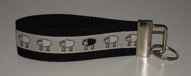 Schaf Schlüsselband in Schwarz Weiß Beige Schwarzes Schaf Schäfer Heide Tiere Natur Weide Herde Feld Wolle von Landwerke