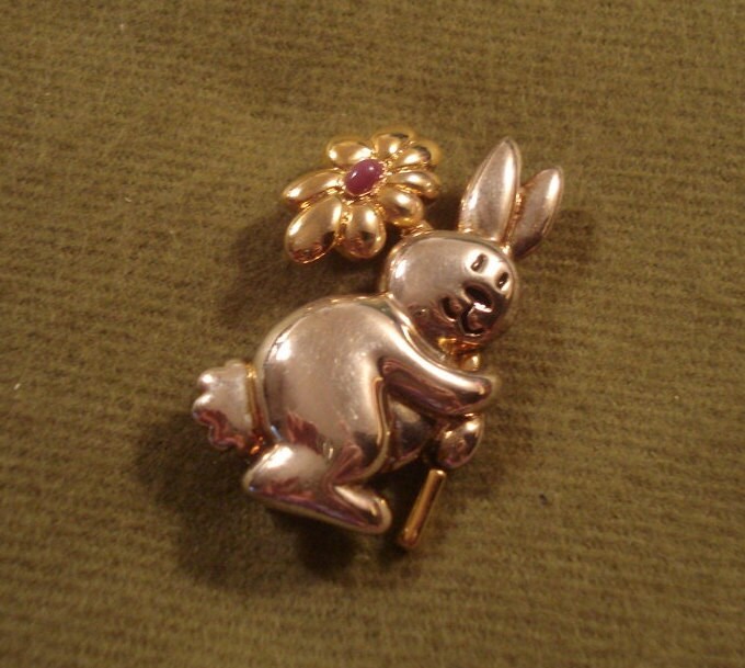 Entzückung Hase Pin Sonnenblume 2-Ton Blume Nie Getragen Vintage Brosche Ostern Top Qualität #624 von LangleysCreations