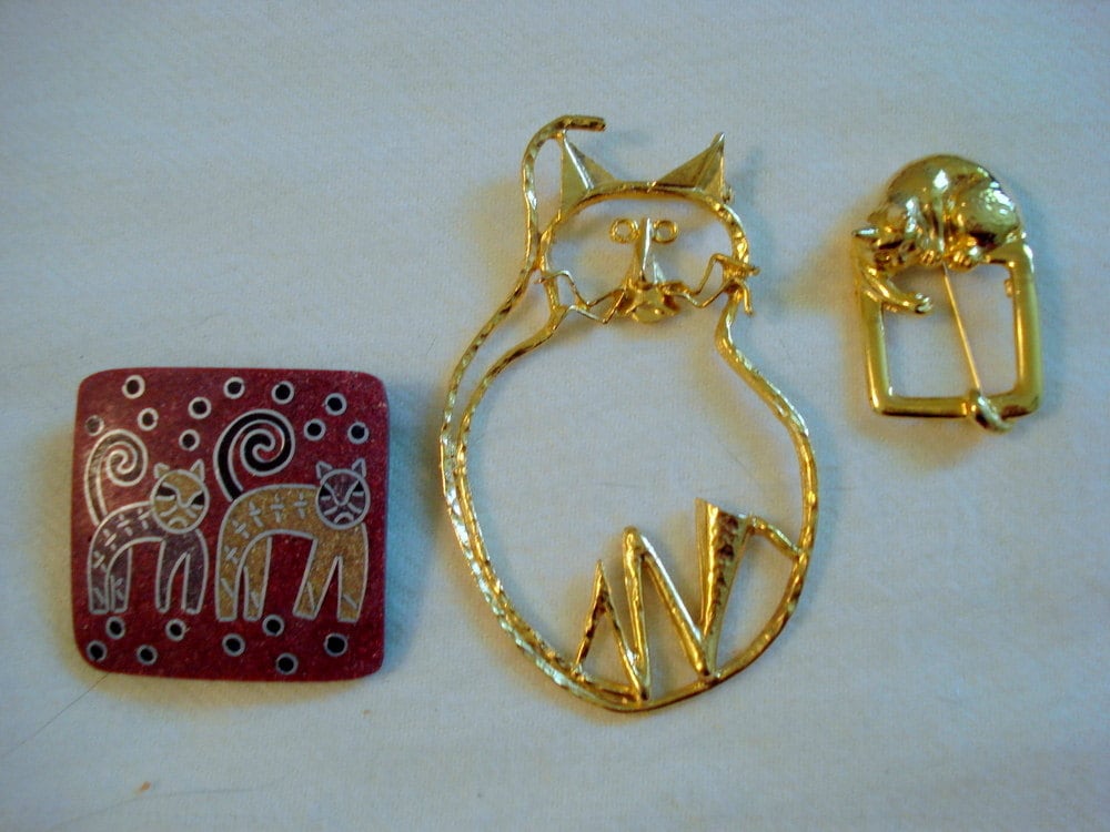 Kitty Cat Pins Set Lot Von 3 Vintage Nie Getragen Bilderrahmen Pin + Big Haustier Holzszene #p38 von LangleysCreations