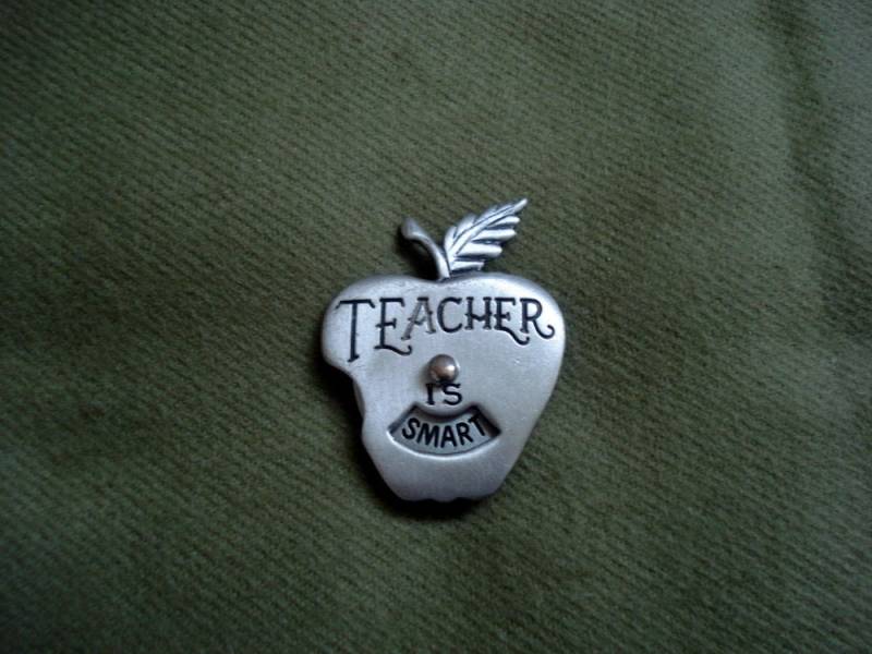 Lehrer Movable Zifferblatt Pin Apple Designer Jj Jonette Artefakte Vintage Sammlerstück Abschlussgeschenk # Jj14 von LangleysCreations