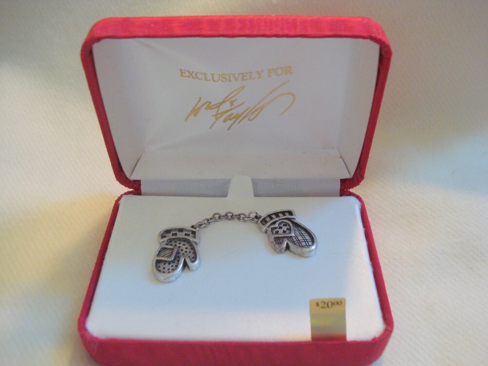 Lord & Taylor Vintage Christmas Tac Pins Verbundene Mittens Tagged Einzelstück Silber Nur Gelagert. Originalverpackt #615 von LangleysCreations