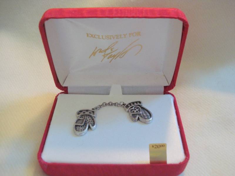 Lord & Taylor Vintage Christmas Tac Pins Verbundene Mittens Tagged Einzelstück Silber Nur Gelagert. Originalverpackt #615 von LangleysCreations