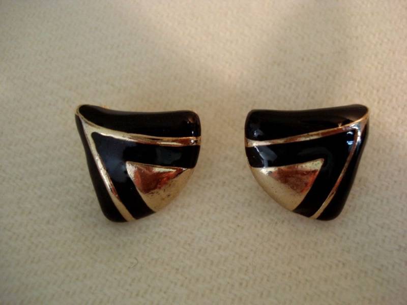 Vintage Avon Nie Getragen Ohrclips Edel Bequem Schwarz Und Gold Dreiecke Emaille Professionell #291 von LangleysCreations