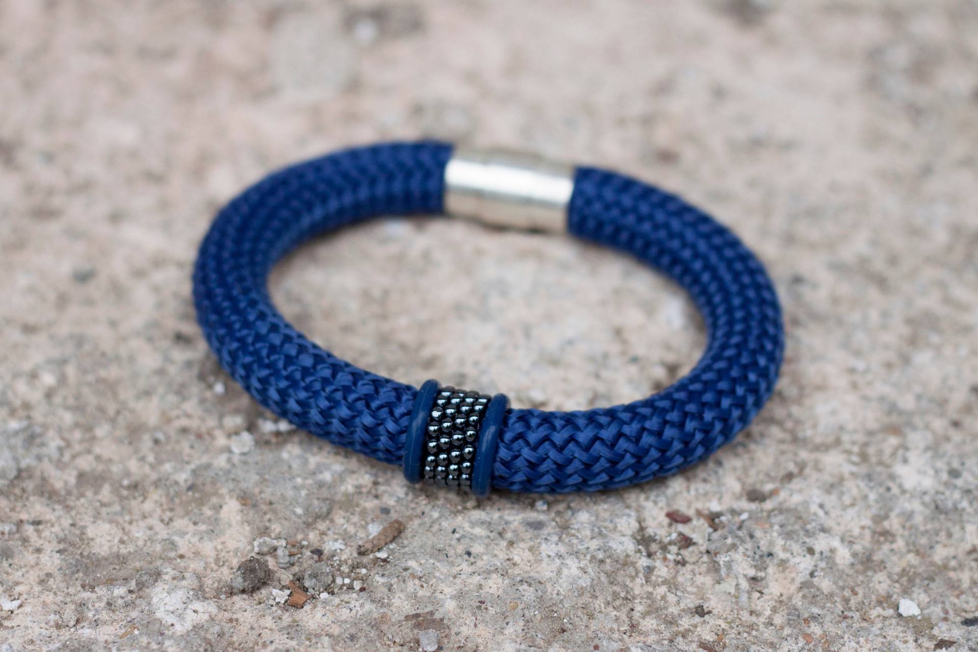 Armband Aus Kletterseil Rocailles, Blaue Gummiringe, Magnetverschluss Armband Aus Kletterseil Rocailles, Blaue Gummiringe, Magnetverschluss von LannoCorda