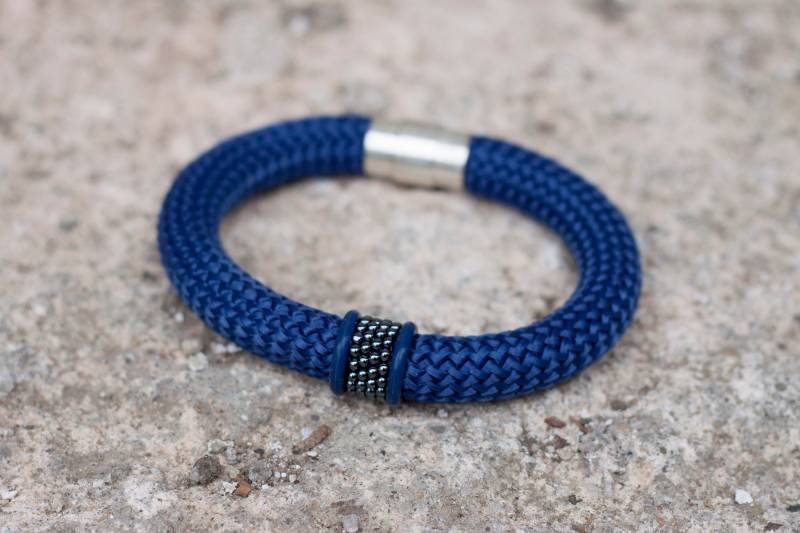 Armband Aus Kletterseil Rocailles, Blaue Gummiringe, Magnetverschluss von LannoCorda