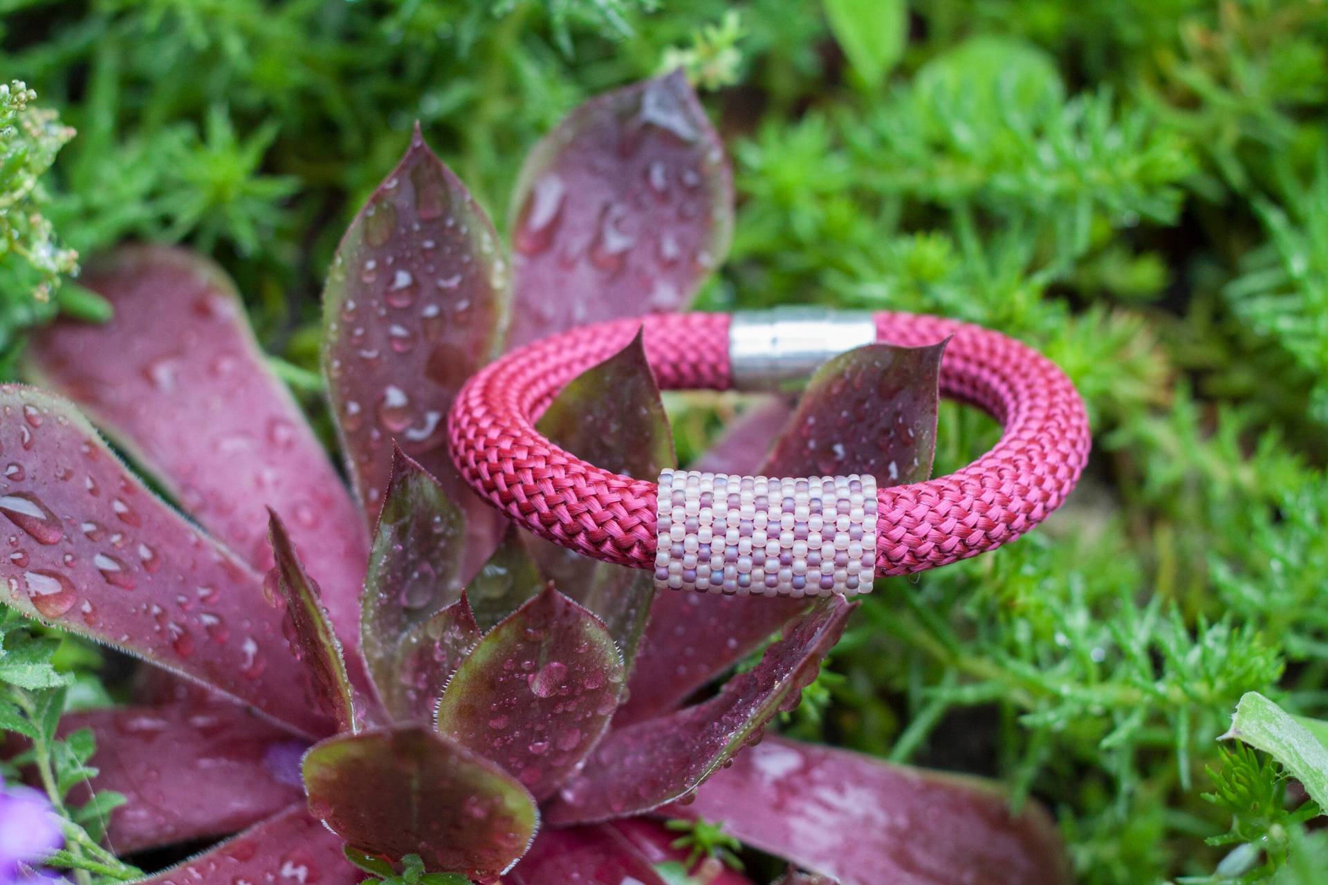 Armband Dunkelrot Glasperlen, Magnetverschluss Armband Dunkelrot Glasperlen, Magnetverschluss von LannoCorda