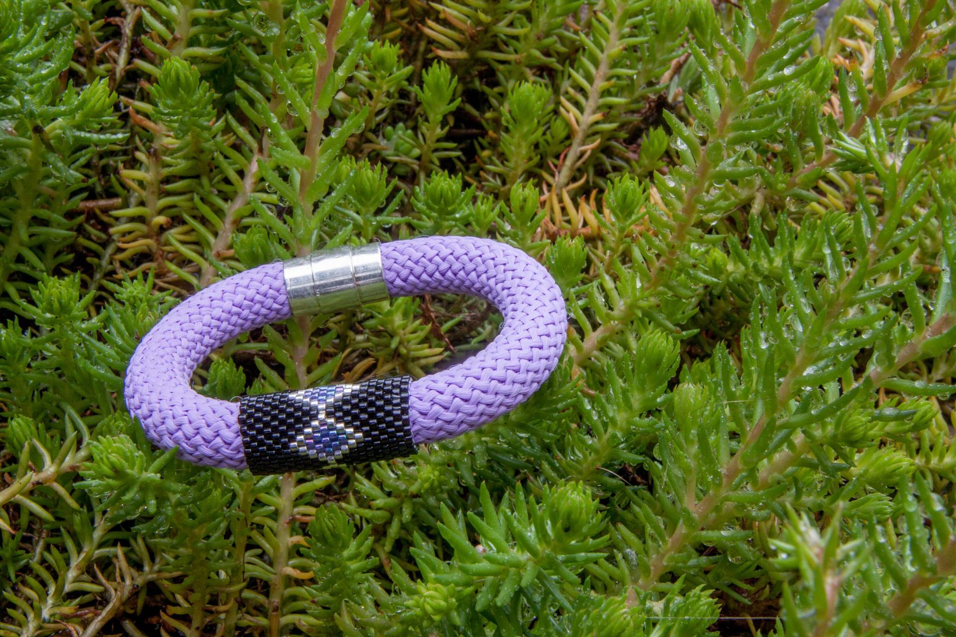 Lila Armband, Kletterseil-Armband Glasperlen, Magnetverschluss Lila Armband, Kletterseil-Armband Glasperlen, Magnetverschluss von LannoCorda