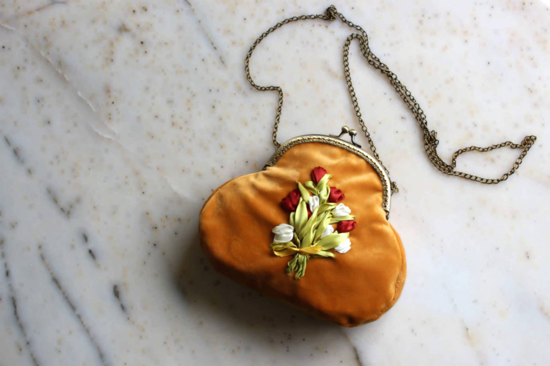 Gelbe Samt Kiss Lock Umhängetasche, Bandstickerei Gelbe Samt Kiss Lock Umhängetasche, Bandstickerei von LanternArtDesign