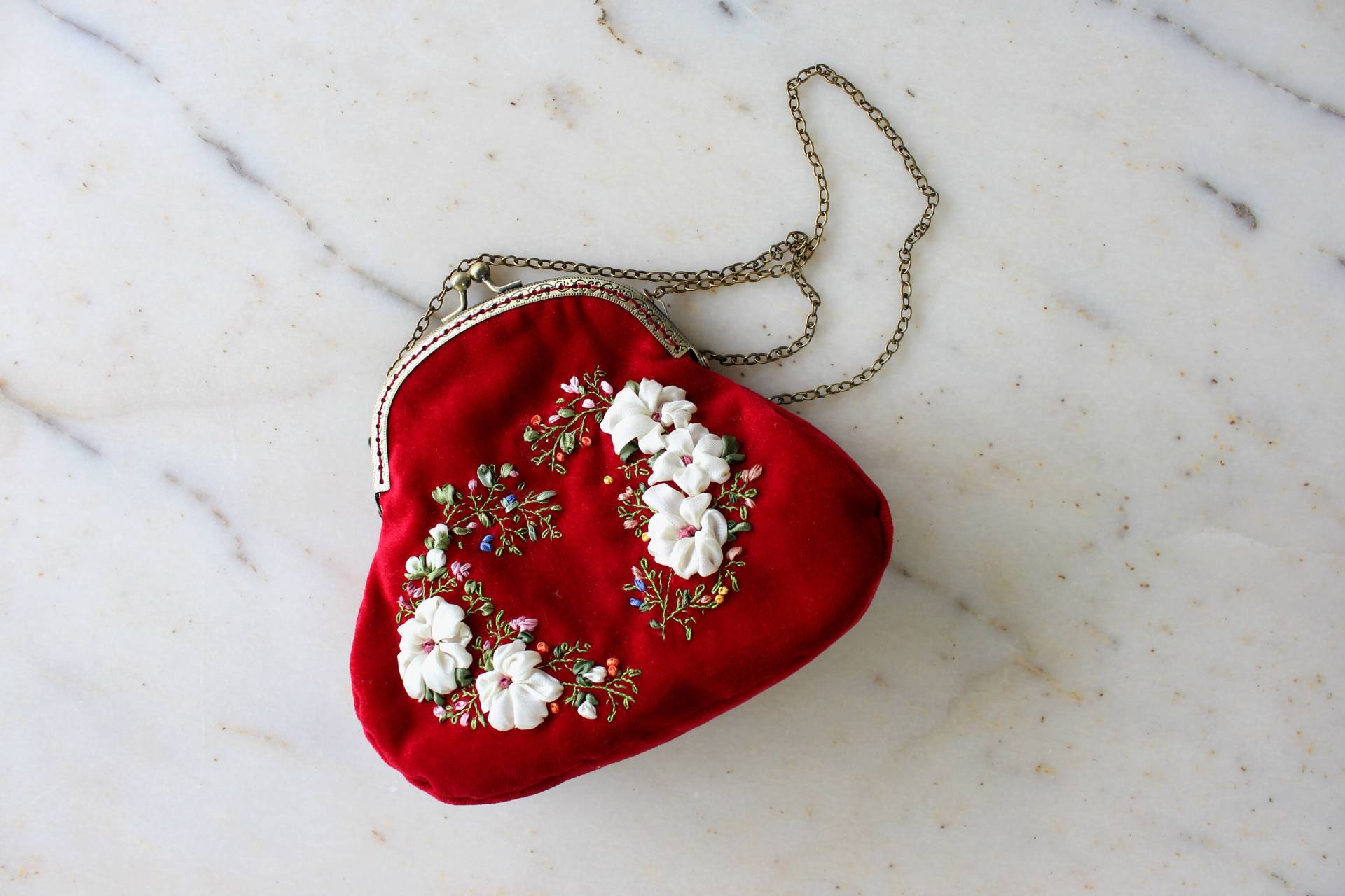 Umhängetasche Aus Rotem Samt | Tasche Mit Stickverschluss Umhängetasche Aus Rotem Samt | Tasche Mit Stickverschluss von LanternArtDesign