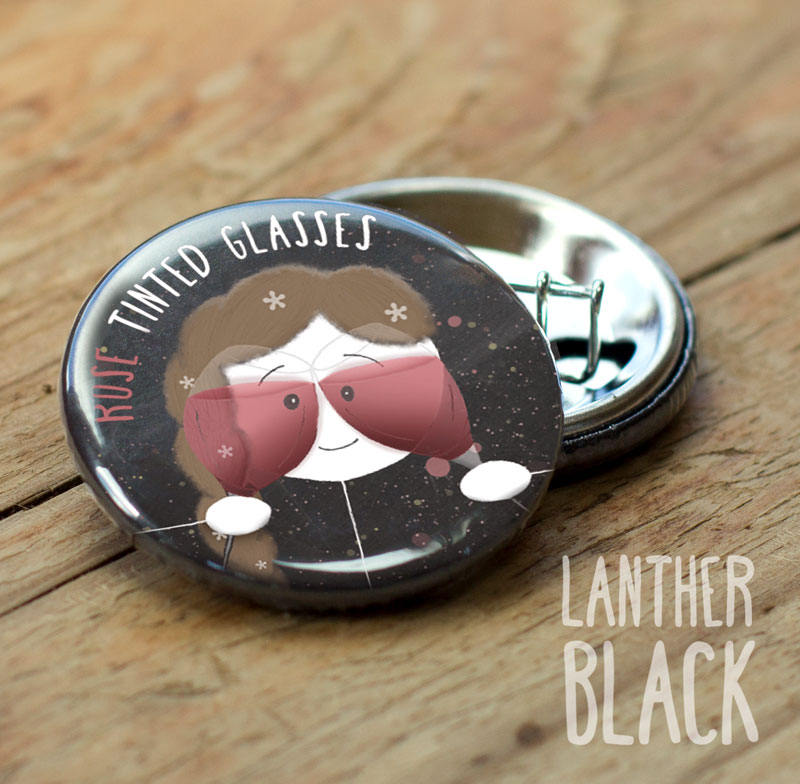 Rose Tinted Glasses Button/Anstecknadel Weinliebhaber Geburtstagsbutton Geschenk 32 Mm Bb08 Rose Tinted Glasses Button/Anstecknadel Weinliebhaber Geburtstagsbutton Geschenk 32 Mm Bb08 von LantherBlack