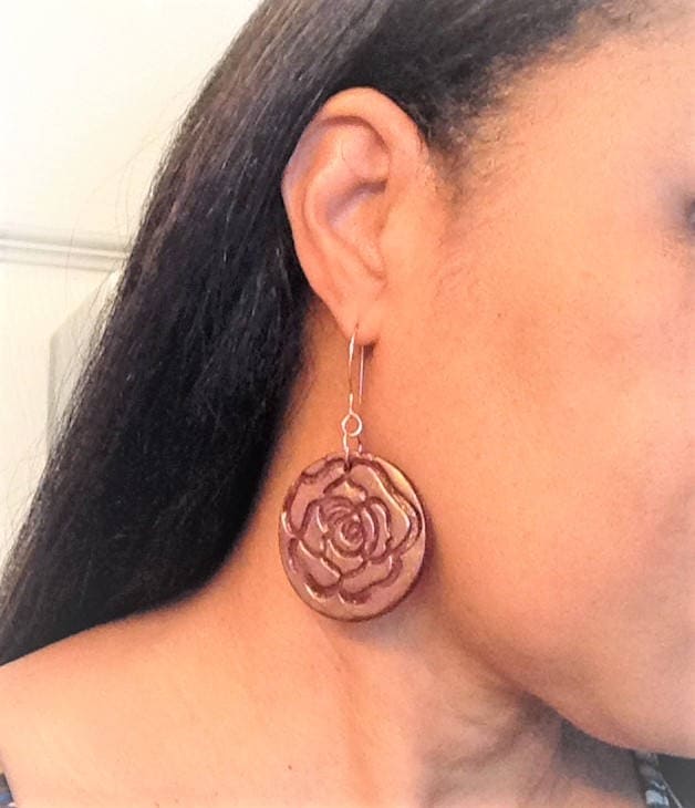 Burgunder Und Rosa Farbscheibenohrringe, Rosenabdruck, Rosenfarbdesign. Burgunderrote Polymer Clay Ohrringe von Lanyes