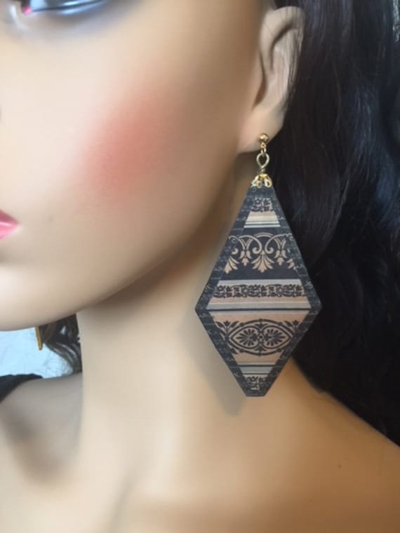 Großer Schmuck Mit Einer Großen Diamantform, Elegantem Schwarz Und Golddekor, Leichtem, Mutigem Design in Den Farben Schwarz, Hellbraun Creme Großer Schmuck Mit Einer Großen Diamantform, Elegantem Schwarz Und Golddekor, Leichtem, Mutigem Design in Den Farben Schwarz, Hellbraun Creme von Lanyes