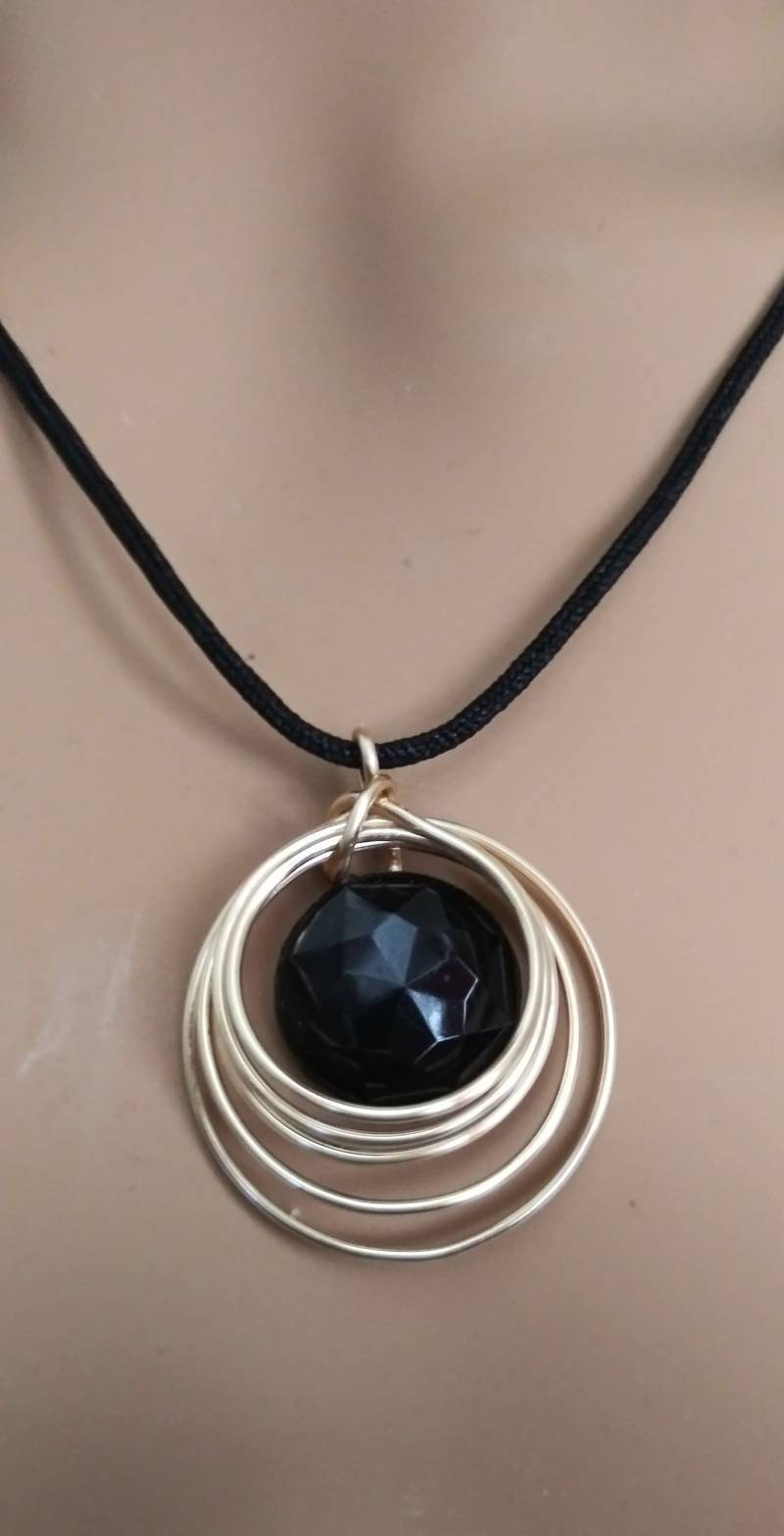 Set Schwarz Abgeschrägt Runde Steinkreis Geschichteten Gold, Gold Und Halskette von Lanyes