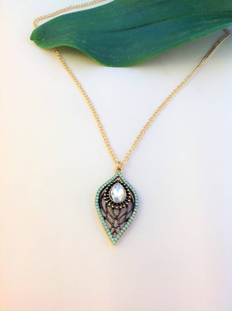 Weißer Saphir Und Grün Filigree Anhänger Halskette, Teardrop Kristall April Birthstone Blatt Form Weißer Saphir Und Grün Filigree Anhänger Halskette, Teardrop Kristall April Birthstone Blatt Form von Lanyes