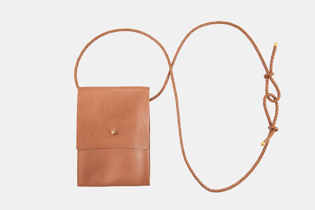 Mini Umhängetasche Aus Leder Mit Geflochtener Lederkordel - Cognac Mini Umhängetasche Aus Leder Mit Geflochtener Lederkordel - Cognac von Lapaporter
