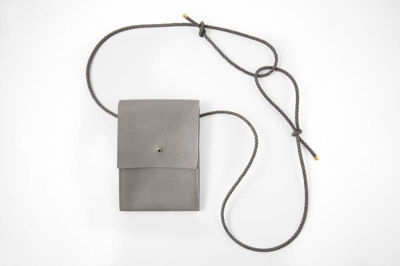 Mini Umhängetasche Aus Leder Mit Geflochtener Lederkordel in Grau von Lapaporter