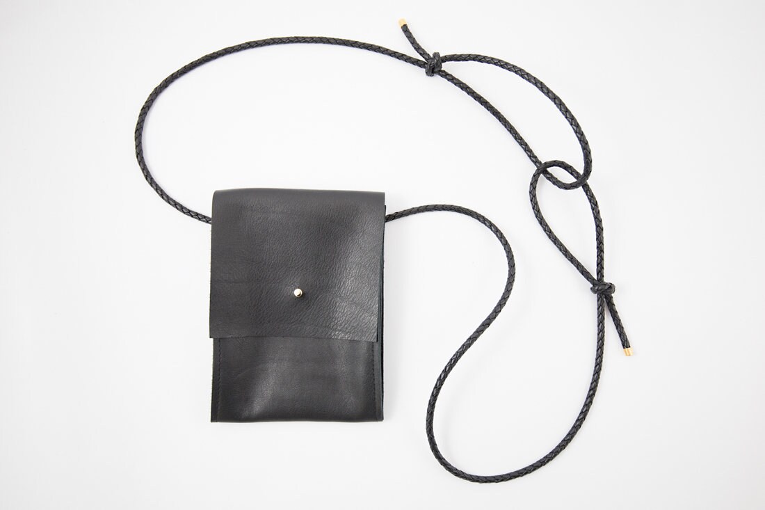 Mini Umhängetasche Aus Leder Mit Geflochtener Lederkordel in Schwarz Mini Umhängetasche Aus Leder Mit Geflochtener Lederkordel in Schwarz von Lapaporter