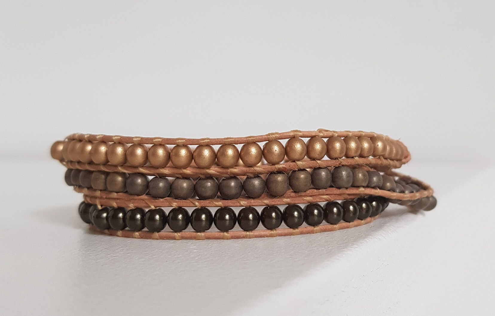 Wickelmanschette Mit 2 Oder 3 Gliedern Aus Naturleder Und Halbedelperlen Muyikis Wickelmanschette Mit 2 Oder 3 Gliedern Aus Naturleder Und Halbedelperlen Muyikis von Lapetitemarseillaise
