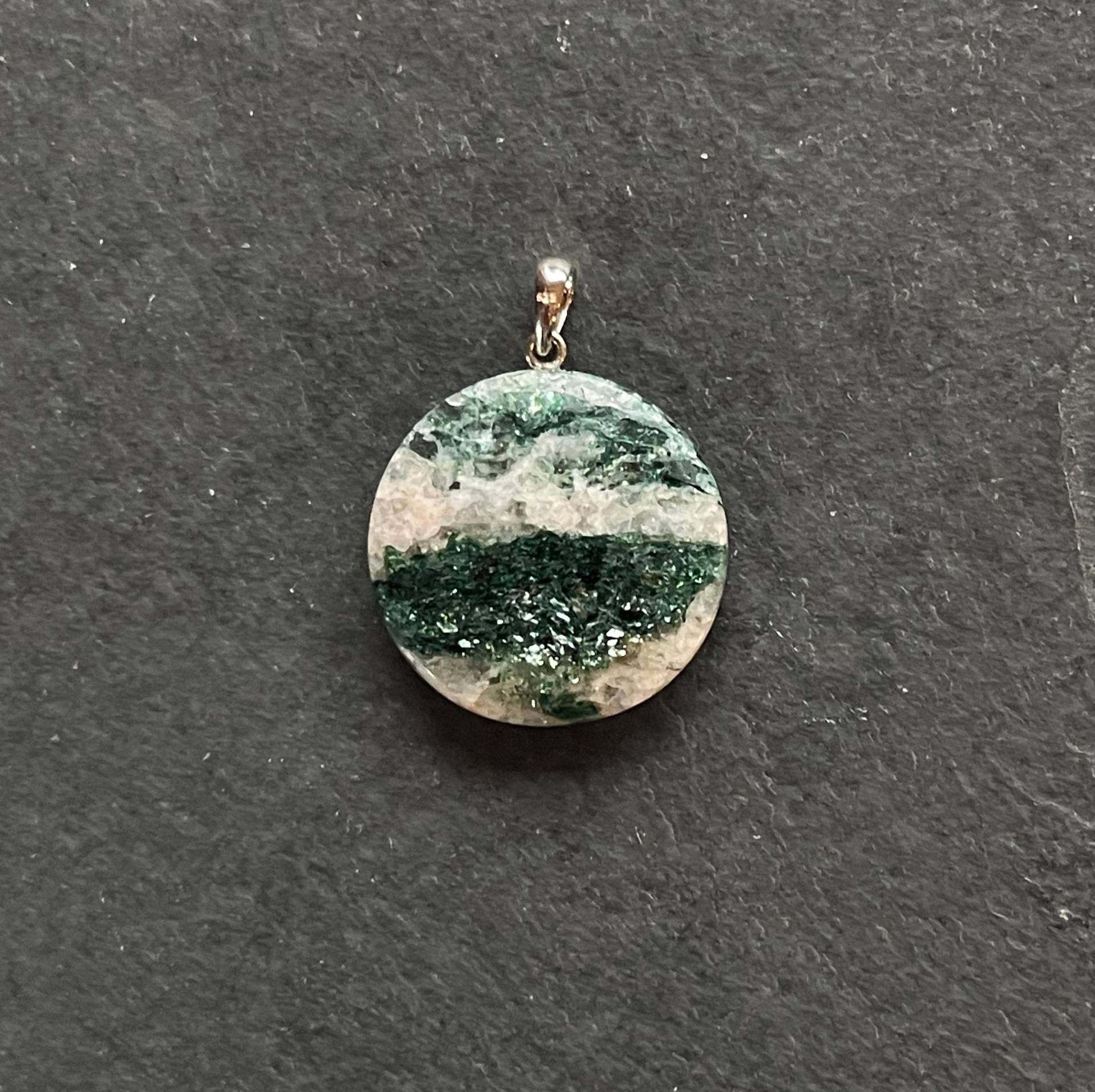 Fuchsitschiefer-Anhänger Mit Quarzit | Handgeschliffen, Unikat| 925 Silberöse |Cabochon Aus Norwegisch Lappland| Naturstein Schmuck Fuchsitschiefer-Anhänger Mit Quarzit | Handgeschliffen, Unikat| 925 Silberöse |Cabochon Aus Norwegisch Lappland| Naturstein Schmuck von LapidariumWierer